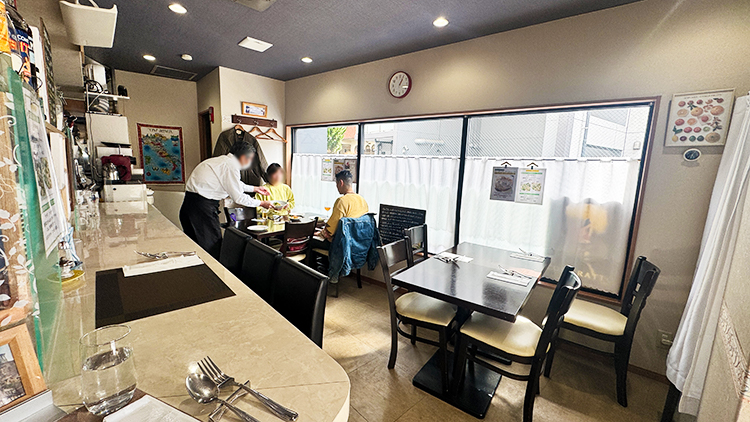 「トラットリア かおり」店内