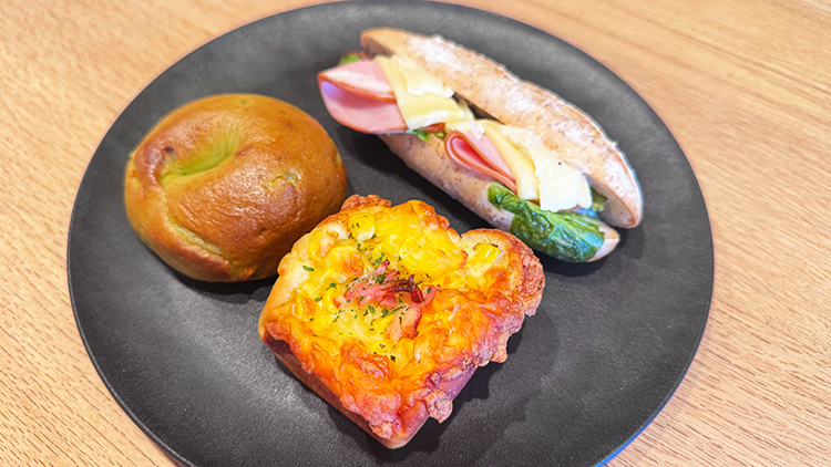 「お米パン5 1/2 bakery（GOHAN BAKERY）」ハムのカスクート、コーンマヨ、抹茶オレンジベーグル