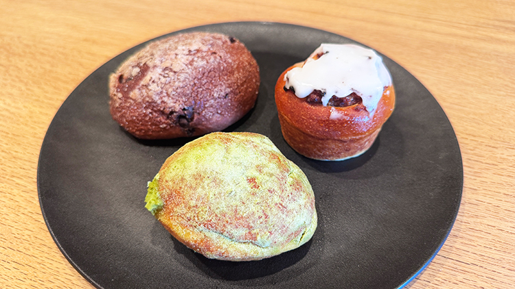 「お米パン5 1/2 bakery（GOHAN BAKERY）」米ドーナツ 抹茶、ショコラメロン、ヘーゼルナッツロール