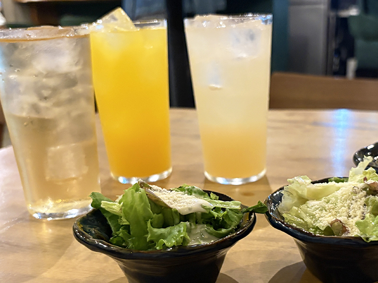 「オイシイ水餃子クラブ」ドリンク、サラダ