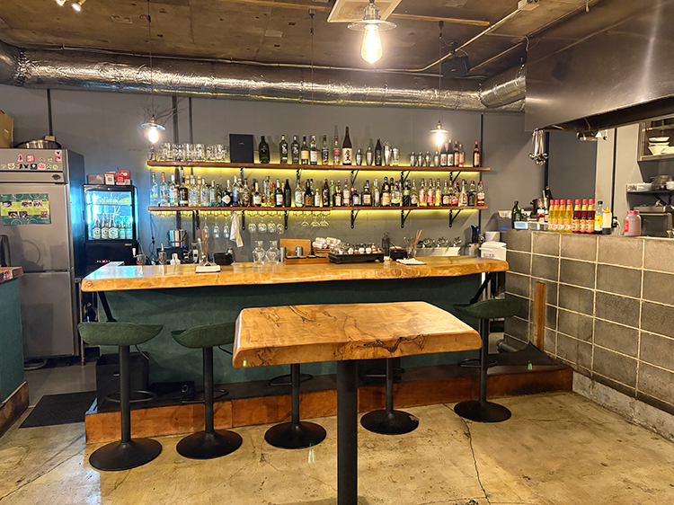 「オイシイ水餃子クラブ」店内カウンター