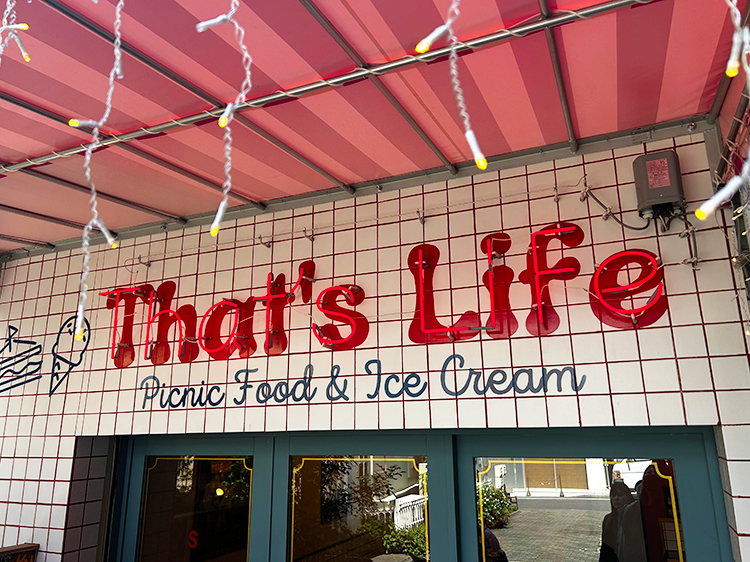 「That's Life」ネオンサイン
