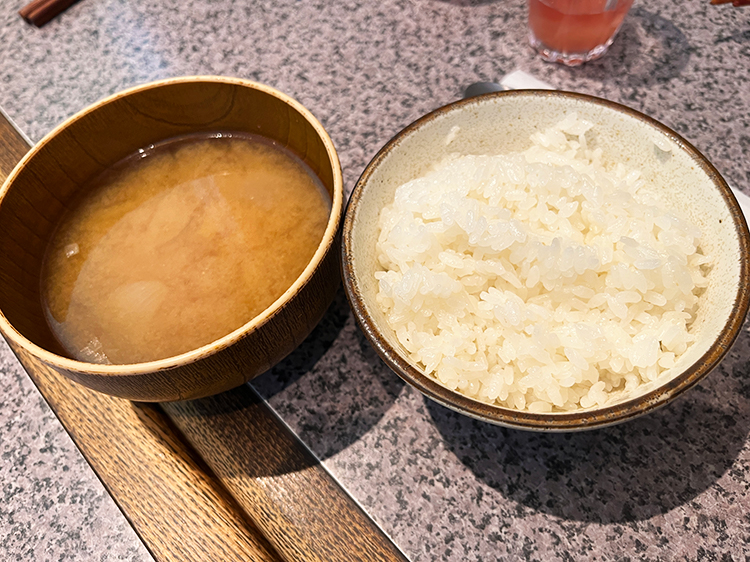 「山本のハンバーグ 吉祥寺」セットのご飯とおみそ汁