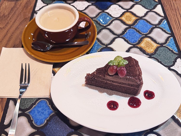 「ASANOYA」カフェラテ、ショコラケーキ