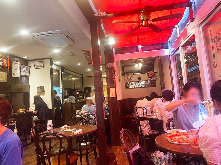 「ラ・ピッコラ・ターヴォラ」店内