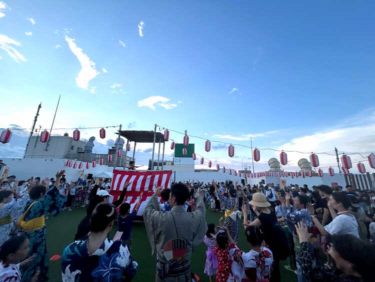 荻窪納涼まつり盆踊りで踊る人々