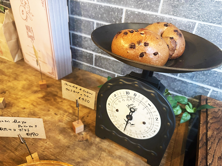 「MIRA Bagel」計量器風トレイ