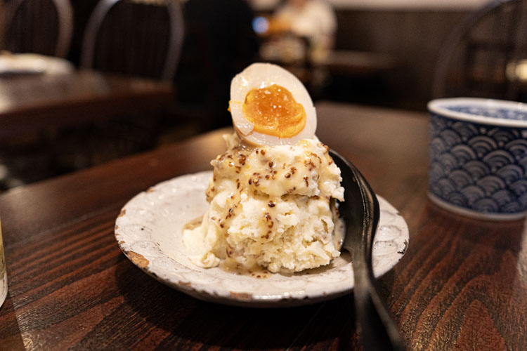 「モツキチスタンド」の煮卵のっけのポテトサラダ
