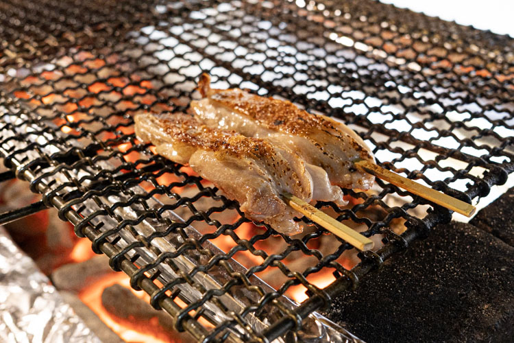 「モツキチスタンド」の極上もも正肉串焼き