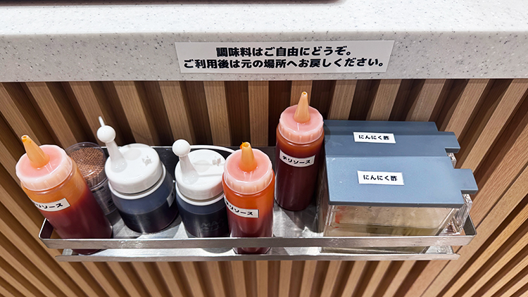 「バインミーシンチャオ 吉祥寺マルイ店」調味料コーナー