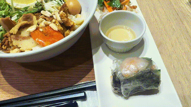 「バインミーシンチャオ 吉祥寺マルイ店」5種盛りミークアンセットGIF
