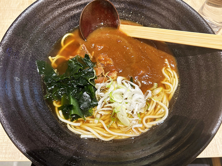 「幻の五島うどん ばらか 吉祥寺店」とろける牛すじ濃厚カレーの五島うどん