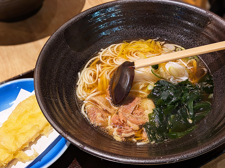 「幻の五島うどん ばらか 吉祥寺店」牛すじ入りばらか五島うどん