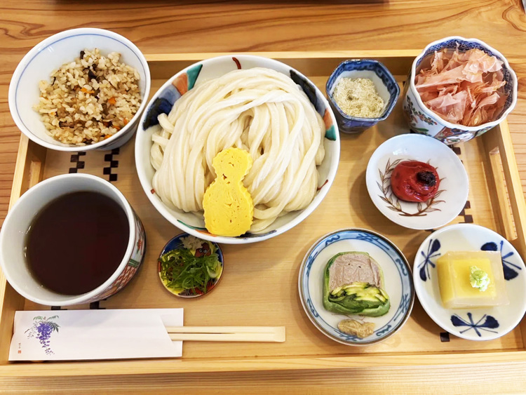 「手打ちうどん 敷島」日ノ丸おうどん