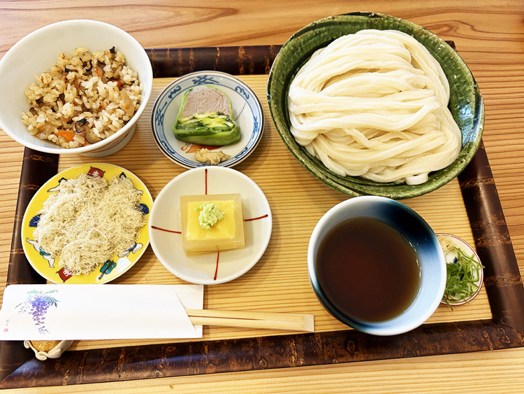 「手打ちうどん 敷島」かけのおうどん