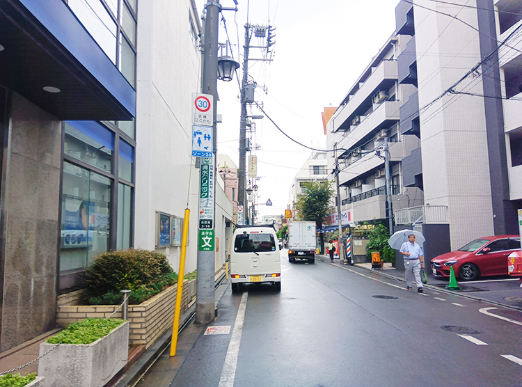 左手がみずほ銀行西荻窪支店
