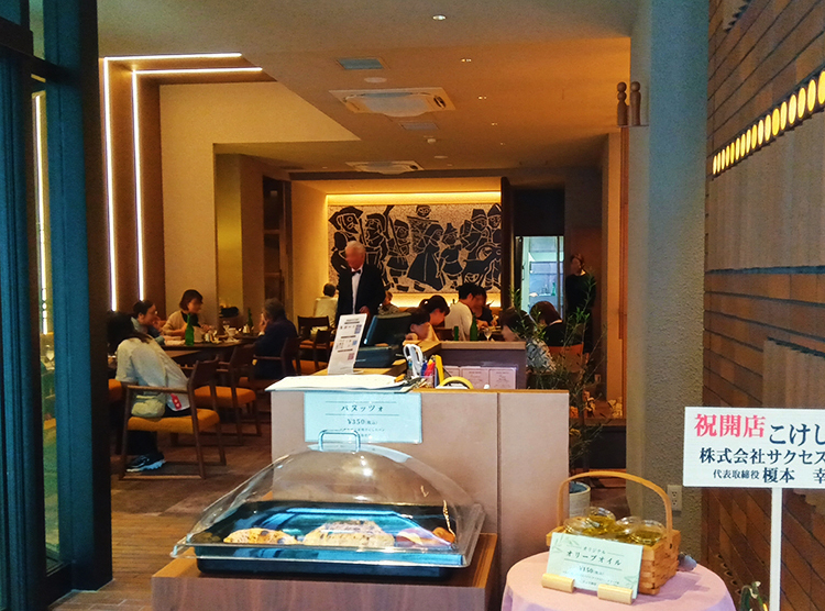 こけし屋の店内