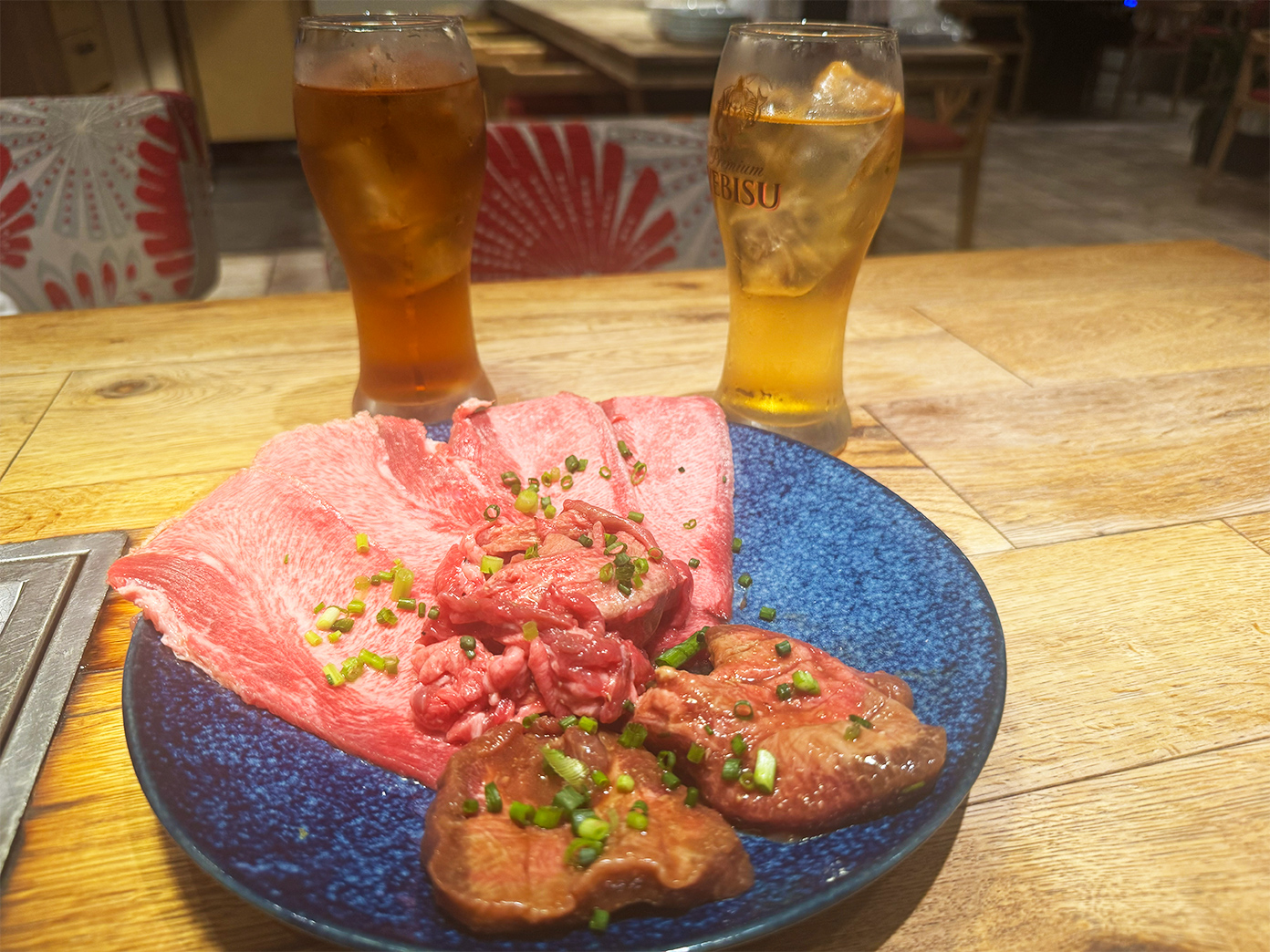 「焼肉朧 吉祥寺店」ドリンクとお肉の盛り合わせ